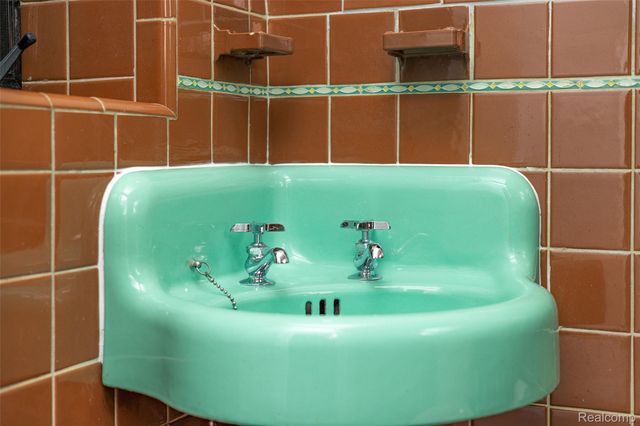 17240 Pontchartrain Blvd, Detroit, MI 48203