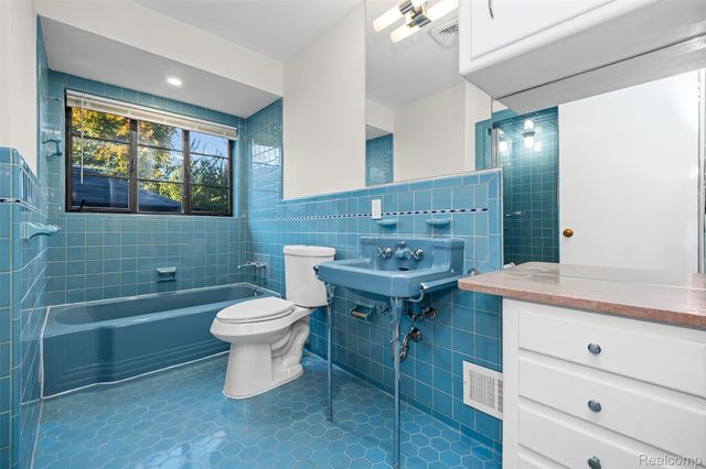 17240 Pontchartrain Blvd, Detroit, MI 48203