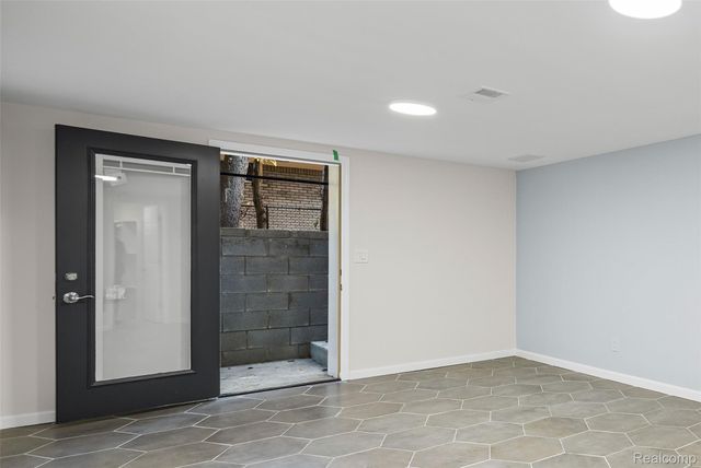 17240 Pontchartrain Blvd, Detroit, MI 48203