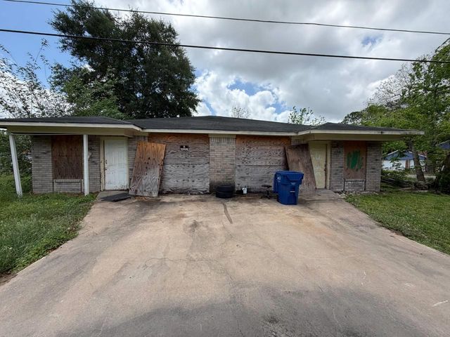 1300 Lois Street, Bay City, TX 77414