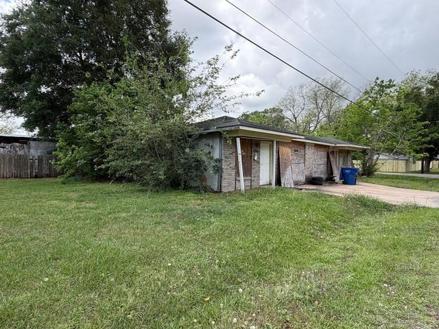1300 Lois Street, Bay City, TX 77414