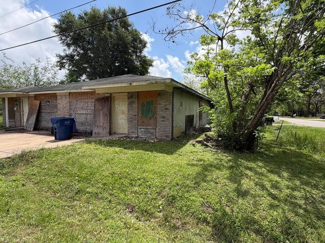 1300 Lois Street, Bay City, TX 77414