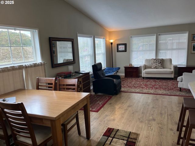 141 RIVER RIDGE Ave, Roseburg, OR 97471