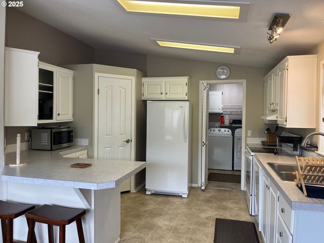 141 RIVER RIDGE Ave, Roseburg, OR 97471