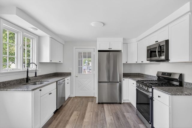 61 Stevens Rd, Swansea, MA 02777