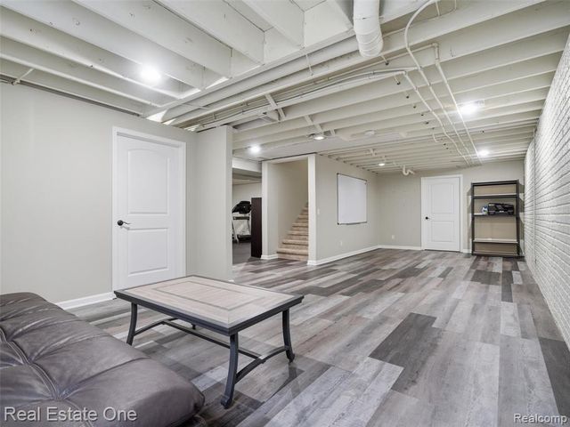 9572 Kingsway Circle, Clarkston, MI 48348