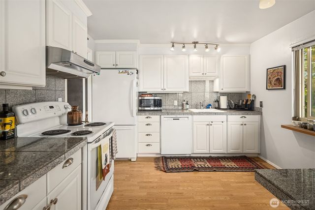 2215 W Raye Street, Seattle, WA 98199