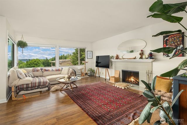2215 W Raye Street, Seattle, WA 98199