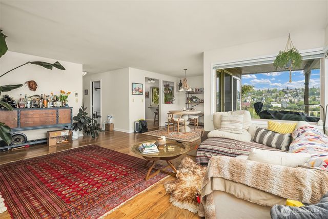 2215 W Raye Street, Seattle, WA 98199