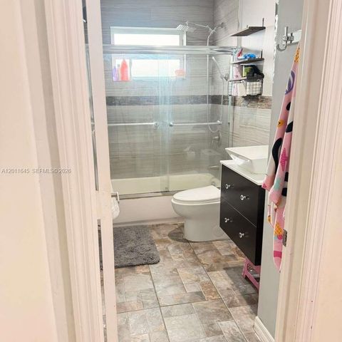 2221 N 61st Ave -, Hollywood, FL 33024