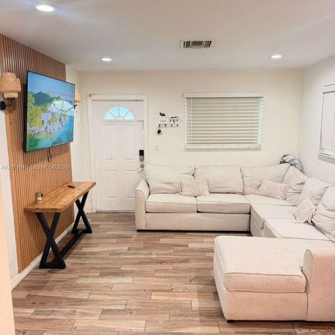 2221 N 61st Ave -, Hollywood, FL 33024