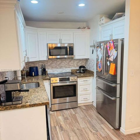 2221 N 61st Ave -, Hollywood, FL 33024