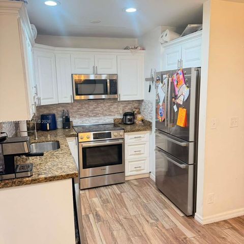2221 N 61st Ave -, Hollywood, FL 33024