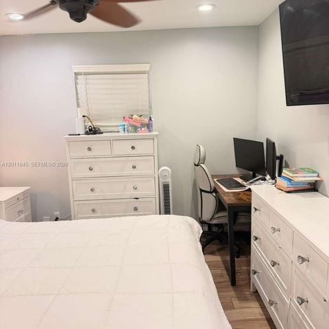 2221 N 61st Ave -, Hollywood, FL 33024