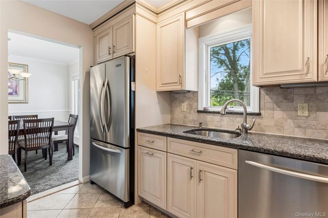32 Elderberry Lane E, Valley Stream, NY 11581
