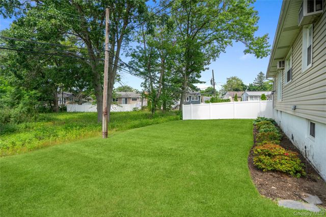 32 Elderberry Lane E, Valley Stream, NY 11581