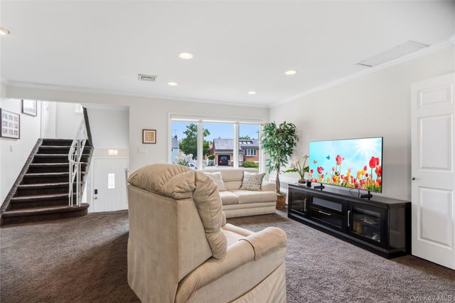 32 Elderberry Lane E, Valley Stream, NY 11581