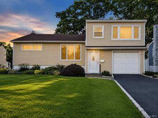 32 Elderberry Lane E, Valley Stream, NY 11581