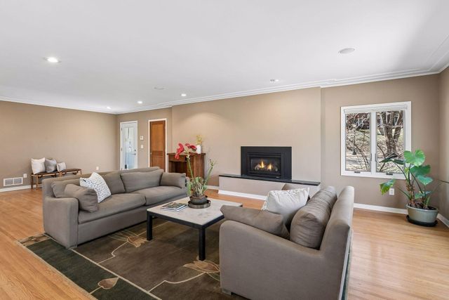 590 Montcalm Place, Saint Paul, MN 55116