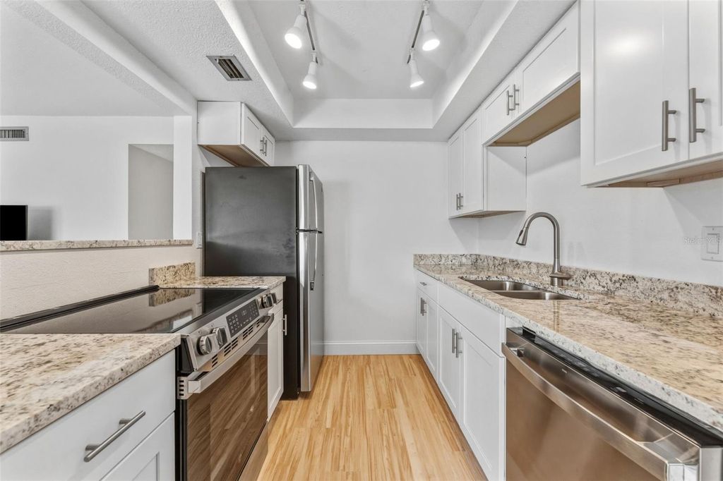 Image 5 of property listing at 11409 8TH STREET N 1503, St Petersburg, FL 33716