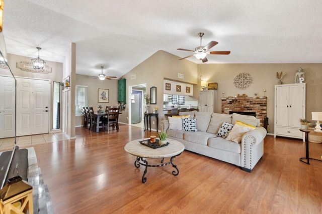 1128 N Jefferson Street, Tulare, CA 93274