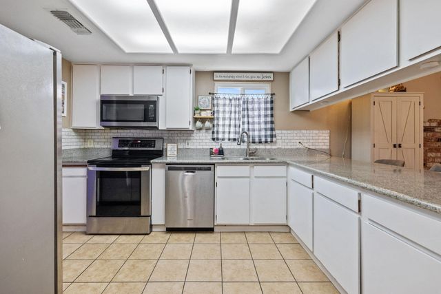 1128 N Jefferson Street, Tulare, CA 93274