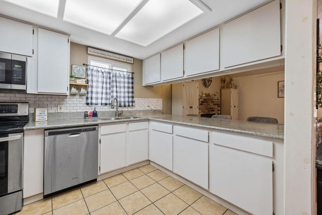 1128 N Jefferson Street, Tulare, CA 93274