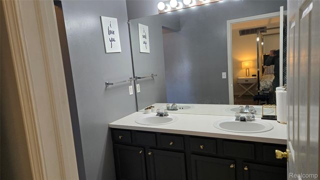 1554 Meadow Ridge Drive, Pontiac, MI 48340