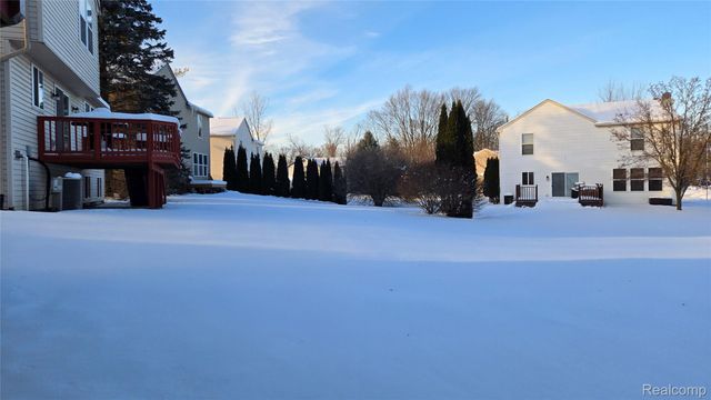 1554 Meadow Ridge Drive, Pontiac, MI 48340