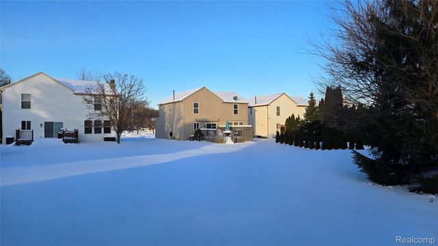 1554 Meadow Ridge Drive, Pontiac, MI 48340