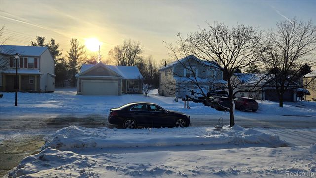 1554 Meadow Ridge Drive, Pontiac, MI 48340