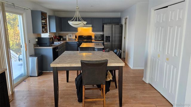 1554 Meadow Ridge Drive, Pontiac, MI 48340