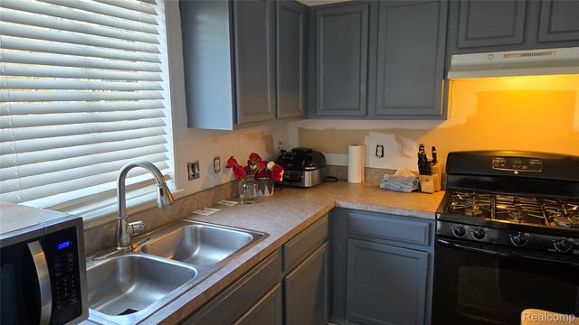 1554 Meadow Ridge Drive, Pontiac, MI 48340