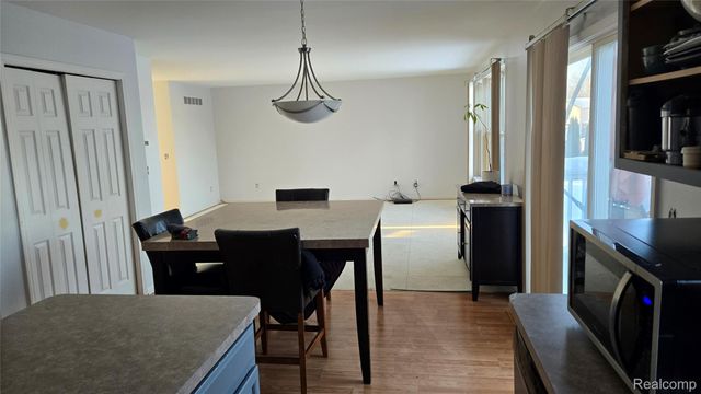 1554 Meadow Ridge Drive, Pontiac, MI 48340