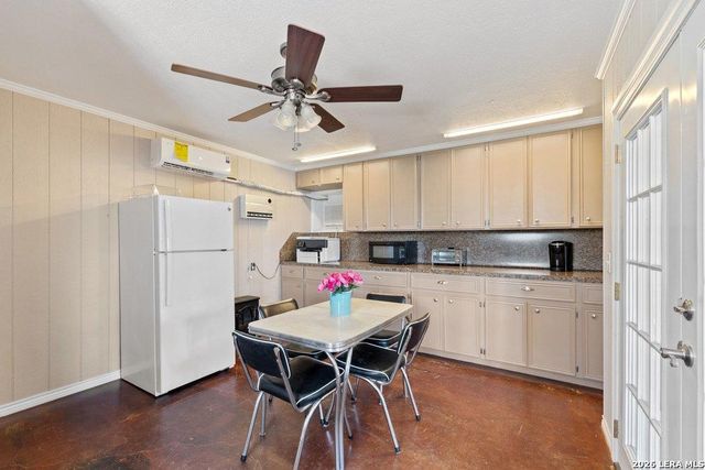 434 W Turner Ct, Johnson City, TX 78636