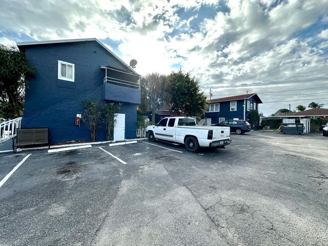 1000 W Lakewood Road 4, West Palm Beach, FL 33405