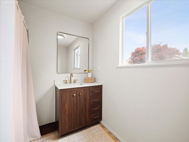 411 S 1ST St, Silverton, OR 97381