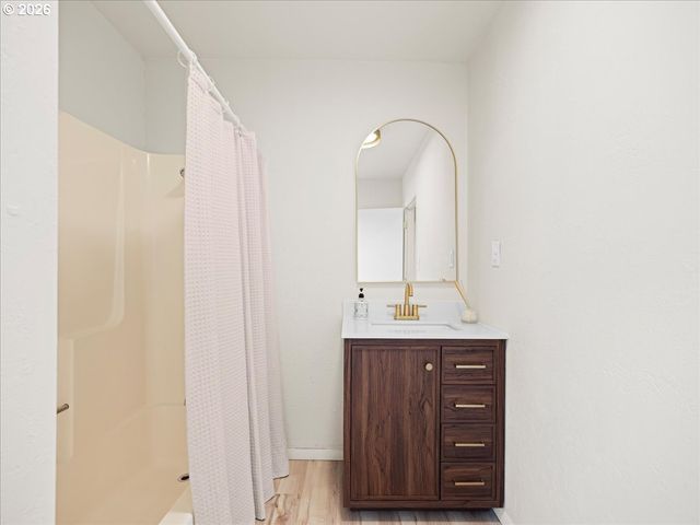 411 S 1ST St, Silverton, OR 97381