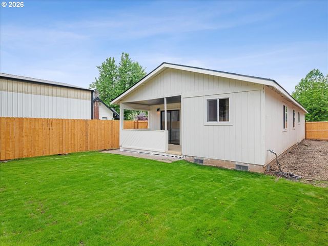 411 S 1ST St, Silverton, OR 97381