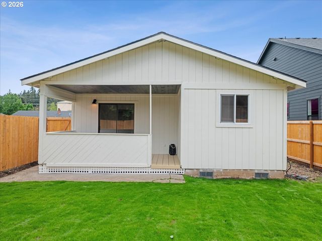 411 S 1ST St, Silverton, OR 97381