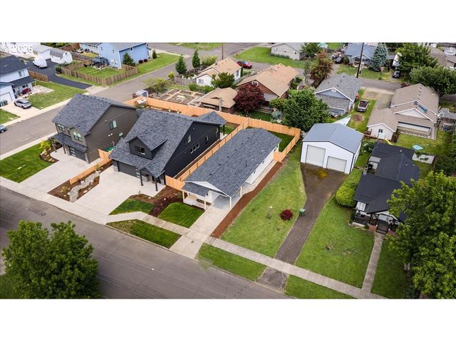 411 S 1ST St, Silverton, OR 97381
