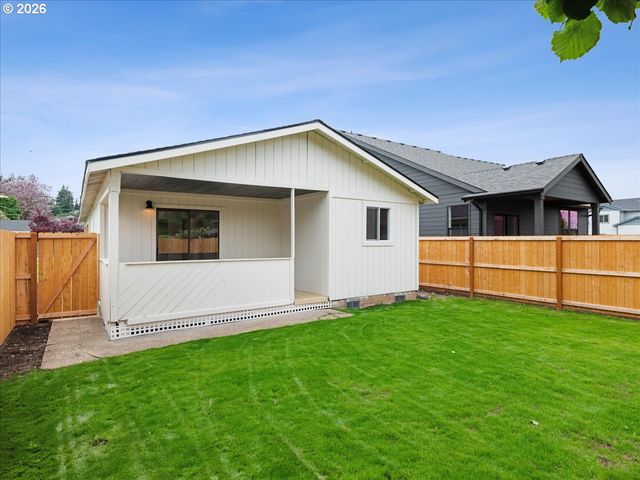 411 S 1ST St, Silverton, OR 97381