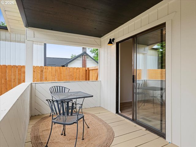 411 S 1ST St, Silverton, OR 97381