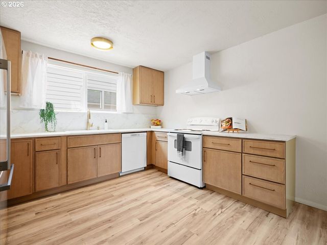 411 S 1ST St, Silverton, OR 97381