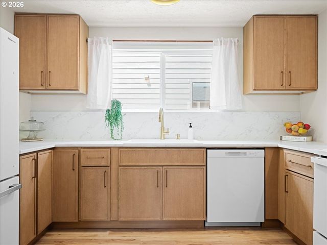 411 S 1ST St, Silverton, OR 97381
