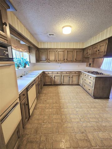 1922 Anvil Drive, Houston, TX 77090