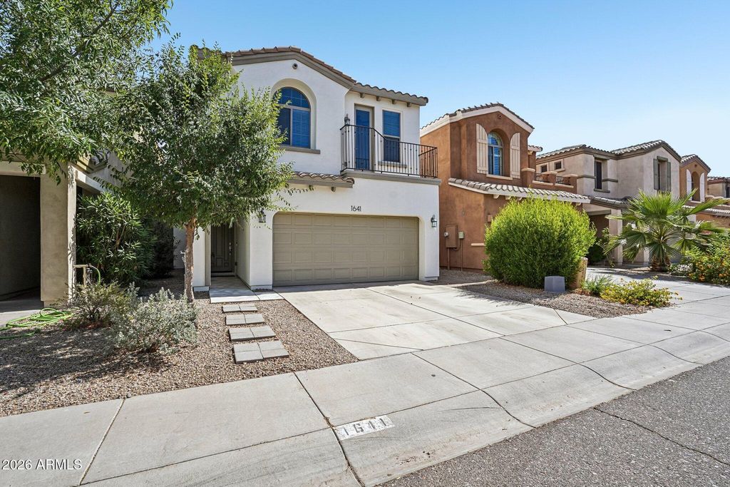 Image 2 of property listing at 1641 W LACEWOOD Place, Phoenix, AZ 85045