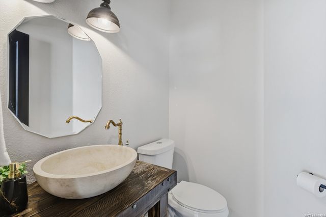 9218 Tay Dr, Helotes, TX 78023