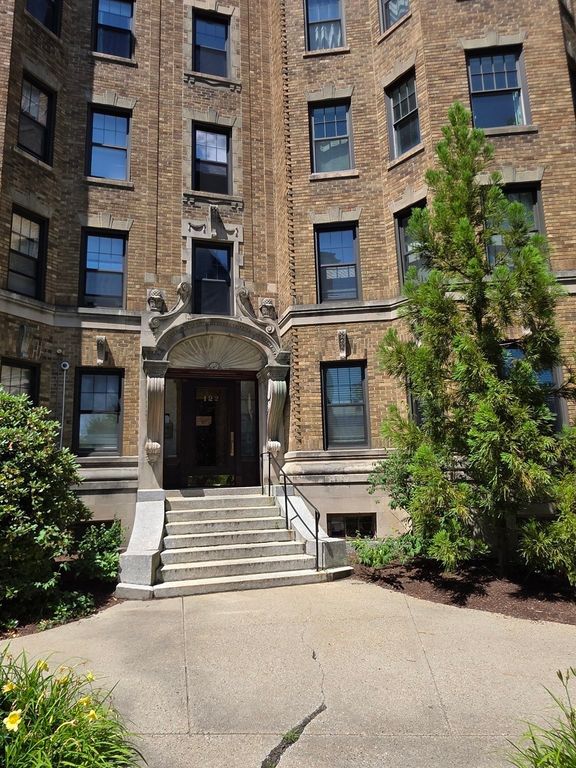122 Riverway 10, Boston, MA 02215