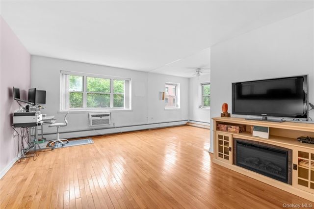 99-10 60Ave 3B, Corona, NY 11368